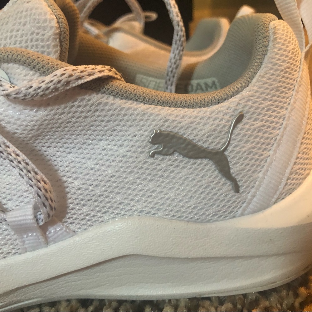 PUMA women’s all white athletics shoes. 🤍⚪️